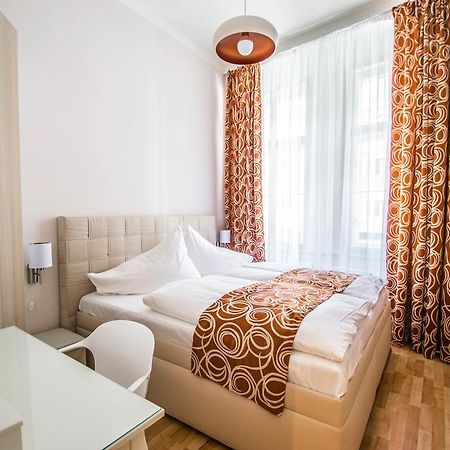 Bourgeois Apartment In Cultural Heritage Building By Ruterra Πράγα Εξωτερικό φωτογραφία