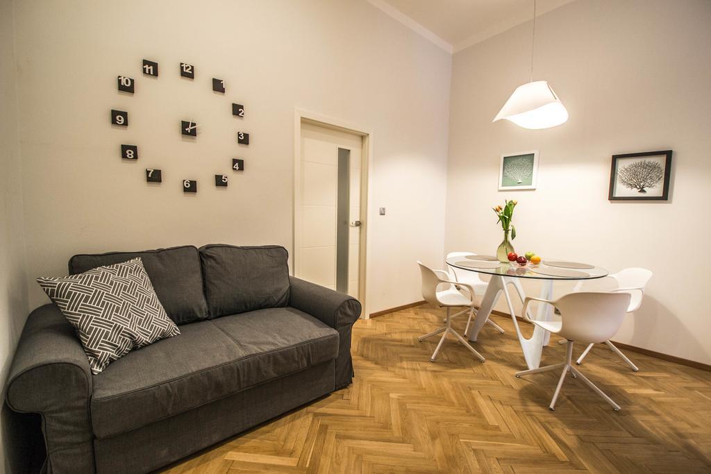 Bourgeois Apartment In Cultural Heritage Building By Ruterra Πράγα Εξωτερικό φωτογραφία