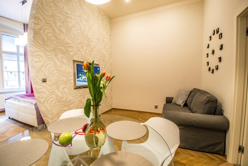 Bourgeois Apartment In Cultural Heritage Building By Ruterra Πράγα Εξωτερικό φωτογραφία