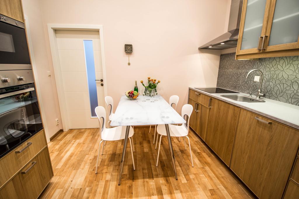 Bourgeois Apartment In Cultural Heritage Building By Ruterra Πράγα Εξωτερικό φωτογραφία