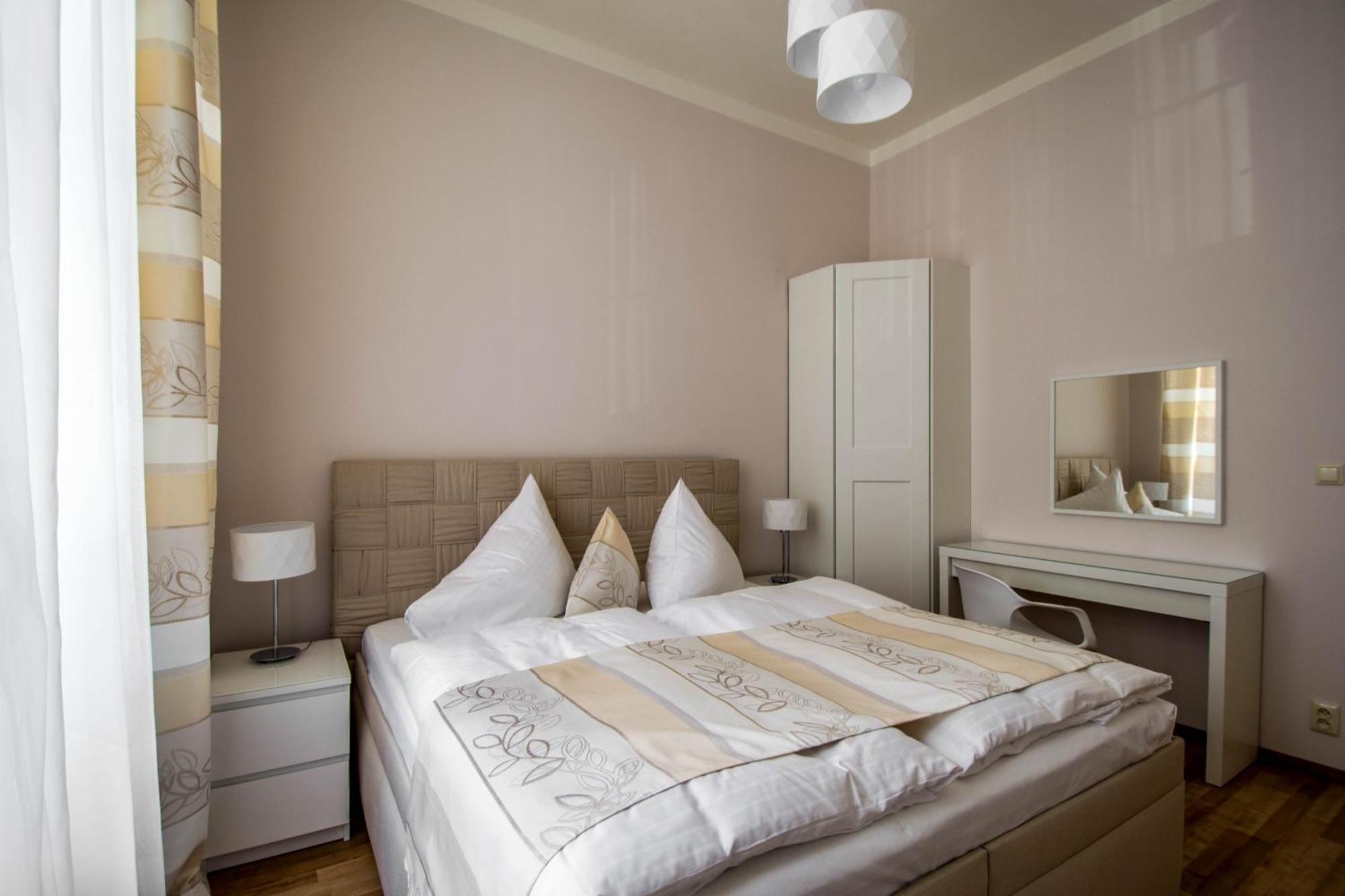 Bourgeois Apartment In Cultural Heritage Building By Ruterra Πράγα Εξωτερικό φωτογραφία