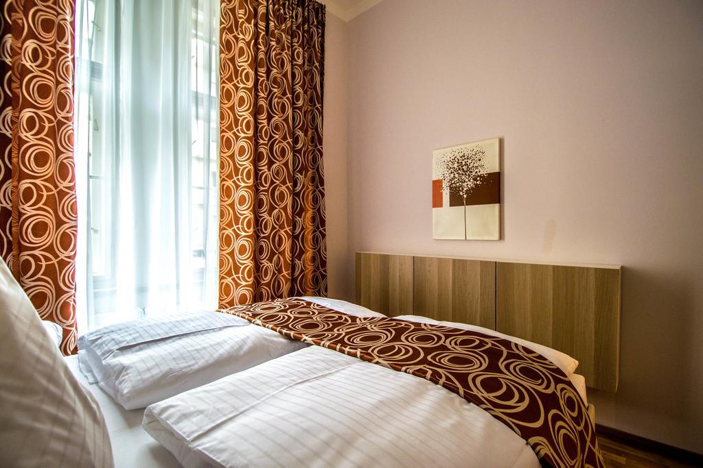 Bourgeois Apartment In Cultural Heritage Building By Ruterra Πράγα Εξωτερικό φωτογραφία