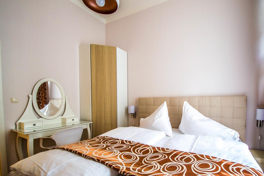 Bourgeois Apartment In Cultural Heritage Building By Ruterra Πράγα Εξωτερικό φωτογραφία
