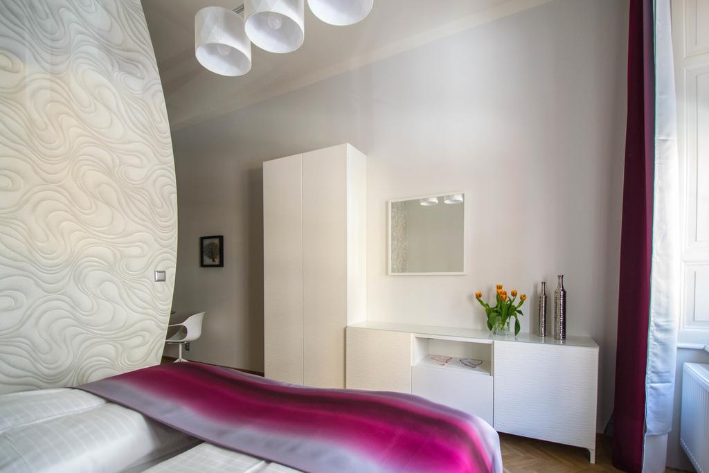 Bourgeois Apartment In Cultural Heritage Building By Ruterra Πράγα Εξωτερικό φωτογραφία