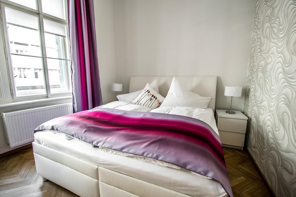 Bourgeois Apartment In Cultural Heritage Building By Ruterra Πράγα Εξωτερικό φωτογραφία