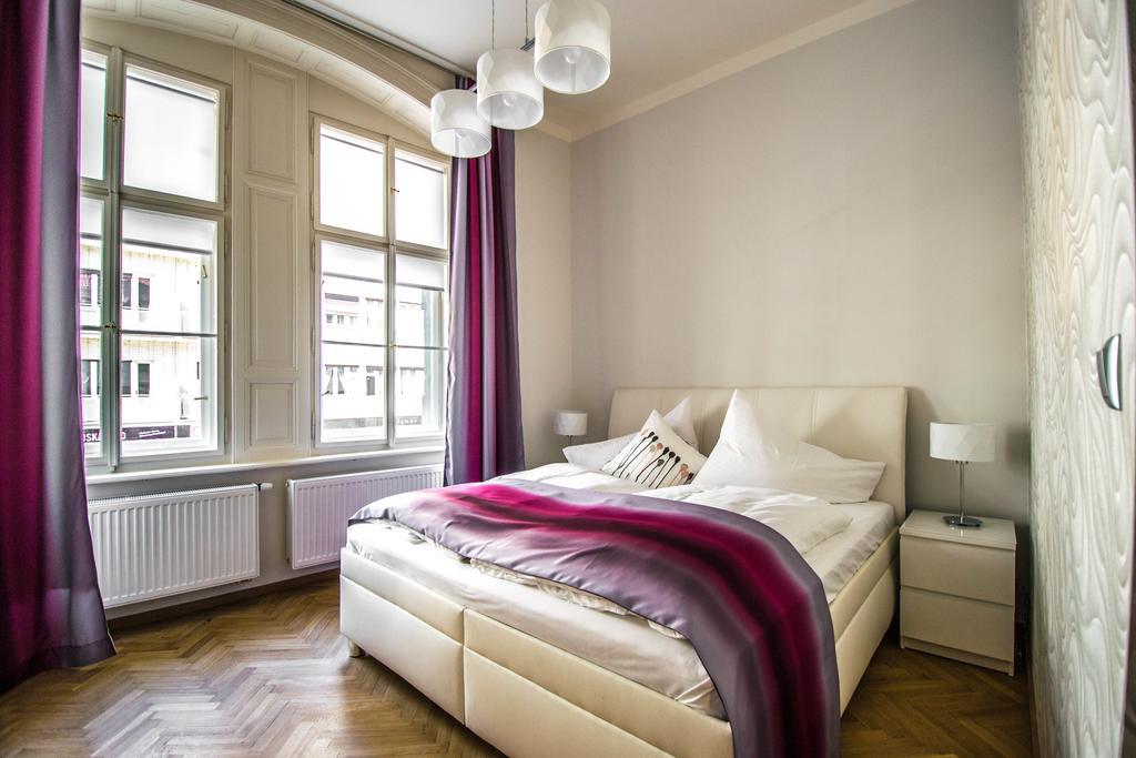 Bourgeois Apartment In Cultural Heritage Building By Ruterra Πράγα Εξωτερικό φωτογραφία